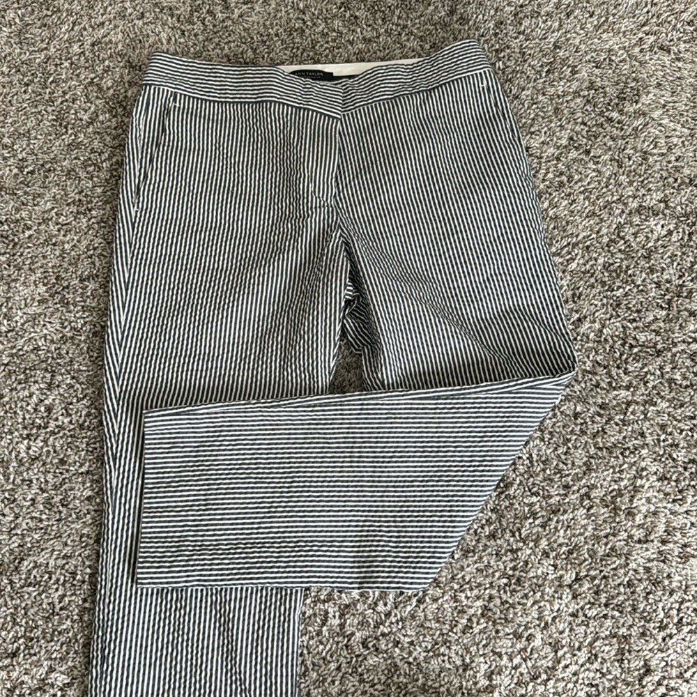 Ann Taylor Petite Devin Fit textured seeksucker pants navy and white